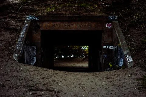 Abandoned Structure Slowly Deteriorating and Graffiti Foto stock