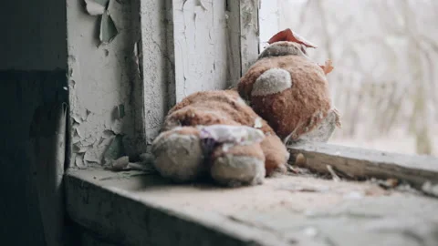 Abandoned toy bear in ghost town pripyat chernobyl apartment building ukrain Stockbeeldmateriaal 172335551