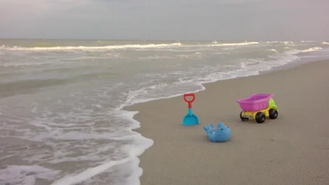 Abandoned toys on the ocean. 库存影片 79010395