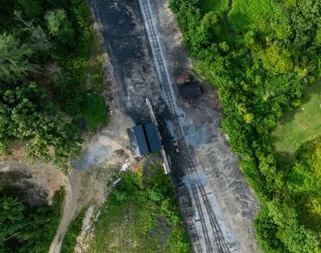Abandoned Train Tracks With a Small Building Near Overgrown Vegetation in a.. Fotos Stock
