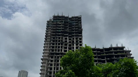 Abandoned under construction high rise building monsoon clouds 4K Vídeos de archivo 345046334