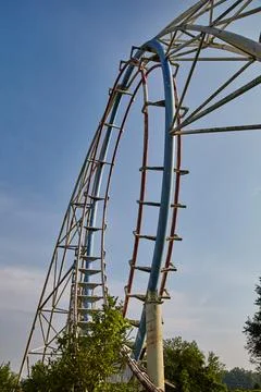 Abandoned White and Red Roller Coaster with Blue Sky Ground Up View Stock-Fotos