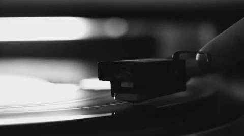 ABBEY ROAD CIRCA 2013: Close up pano of a record player playing vinyl. Video stock 40770980