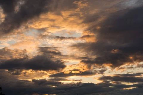 Abendrot und dunkle unheimliche Wolken Abendrot und zugleich dunkle Wolken... Stock Photos