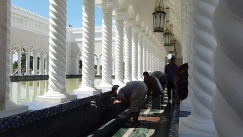 Ablution or wudu at Sultan Omar Ali Saifuddin Mosque Stock Footage 105329920