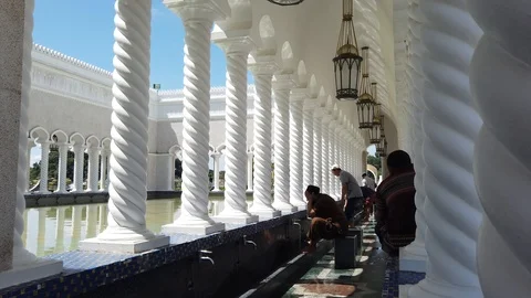 Ablution or wudu at Sultan Omar Ali Saifuddin Mosque Stock Footage 105330199
