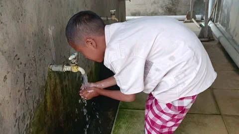 Ablution to perform prayers Video stock 209490498