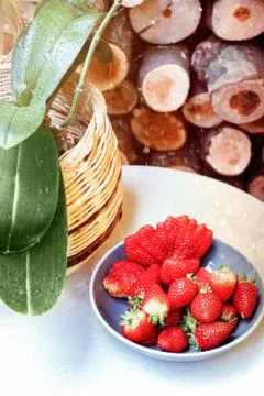 Abnormal strawberry shape in a plate Foto stock