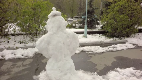 Abnormal weather. Sharp cooling. It's worth the snowman 库存影片 74867051
