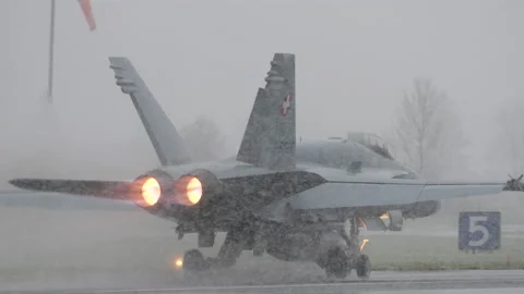 Aborted take off of a fighter jet plane due to an emergency under snowfall Video stock 232502961