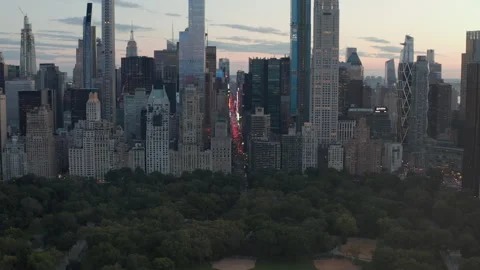Above Central Park towards Manhattan Midtown Skyline with 7th Avenue Car traffic Vidéo 147196510