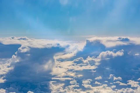 Above Clouds Airplane Window Blue Daytime Fluffy Column Wispy White Puffy Foto stock