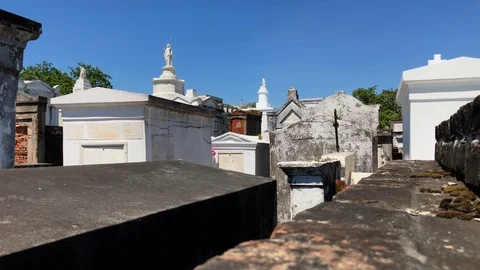 Above-ground crypts in the St. Louis Cemetery No1. New Orleans Vídeos de archivo 124253953