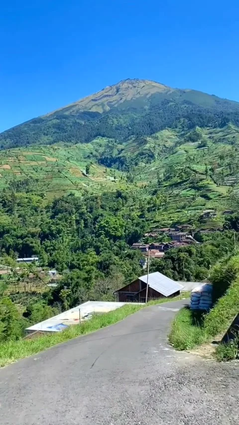 "Above the Peak: Mountain Beauty in the Alluring Countryside" Stock Footage 262586811