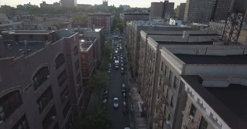 Above the rooftops looking down a Harlem street corridor Vidéo 63082539