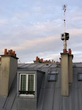 Above the rooftops of Paris, close-up, reddish-blue sky Stockfoto's