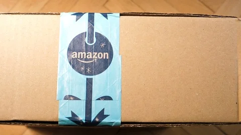 Above view of Amazon Cardboard box delivery Vidéo 100823725