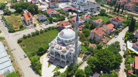 Above view of beautiful white mosque in the city 스톡 동영상 257964986