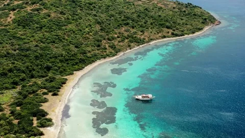 Above view of boat at lagoon with reef Vídeo Stock 280799599