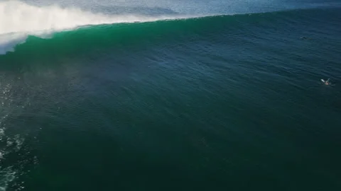 Above view with crashing surfing waves in ocean on Impossibles beach 動画素材 345127111