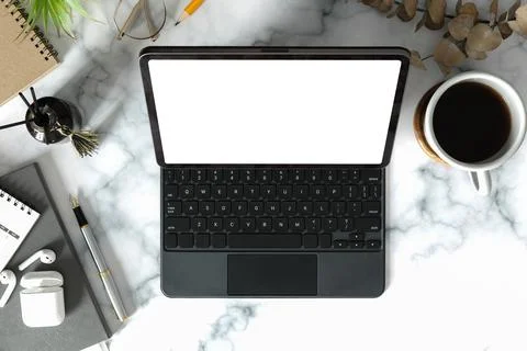 Above view digital tablet with wireless keyboard, coffee cup and supplies on  Foto stock