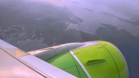 Above view of plane flies over city and sea on summer morning. Vídeo Stock 123080006
