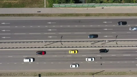 Above view of road traffic on a multilane road in city Vídeo Stock 220175783