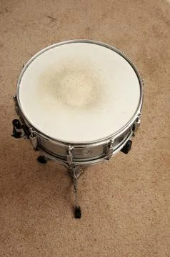 Above view of a snare drum on a stand on a carpet. Foto stock