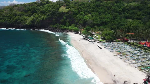 Above view of tropical beach with ocean waves, paradise coastline Vídeo Stock 327081391