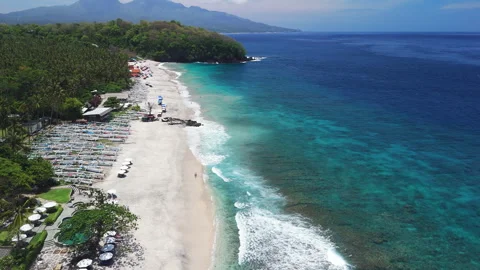 Above view of Virgin beach with ocean waves, paradise tropical coastline Vídeo Stock 329437725