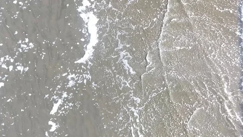 Above view of water rolling in on beach Vídeo Stock 90680127