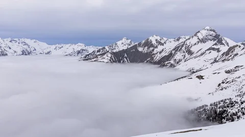 Above the winter clouds time lapse Stockbeeldmateriaal 126934267