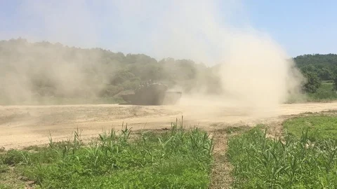 Abrams battle tank creating dust storm in South Korea Stockbeeldmateriaal 98343387