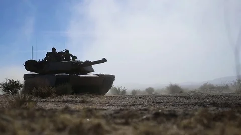 Abrams tank tracking over sand Vídeos de archivo 84789698