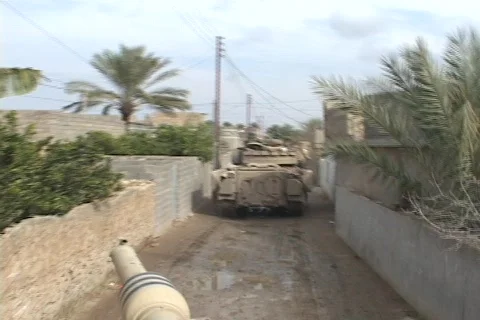 Abrams tanks move through an Iraq village. 库存影片 551809