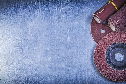 Abrasive flap disc Sanding disc Emery paper Rolls on metallic background 库存照片