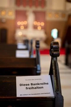 Abstand halten in der Kirche Fotos Stock
