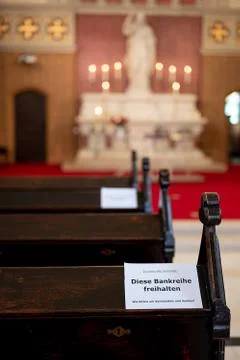Abstand halten in der Kirche Fotos Stock