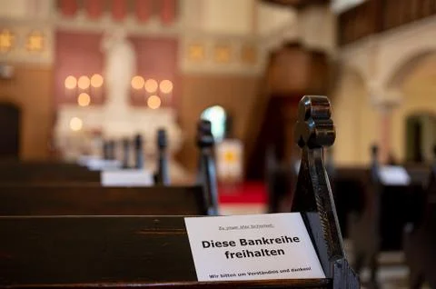 Abstand halten in der Kirche Fotos Stock