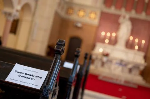Abstand halten in der Kirche Fotos Stock
