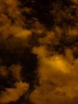 Abstract Amber and Black Cloud Texture, Surreal Fire-Toned Sky Background P.. Stock-Fotos