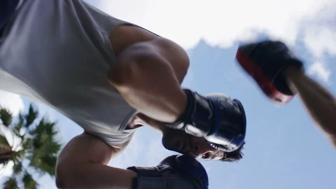 Abstract angle of athletic male doing boxing training outdoors, in slow motion Vidéo 86848587