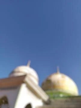 Abstract architectural elements of a mosque against a serene azure sky Foto stock