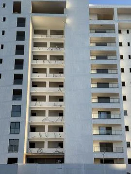 Abstract architectural facade with repetitive window pattern and geometric .. Foto stock