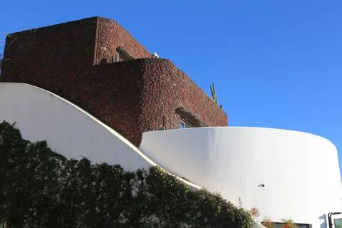 Abstract architectural structure featuring white and red brick elements Foto stock
