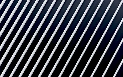 Abstract architectural texture with diagonal black and white stripes forming Foto stock