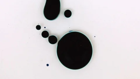 Abstract background. Acrylic bubbles mixing in oil. Dark blue on white 库存影片 89811785