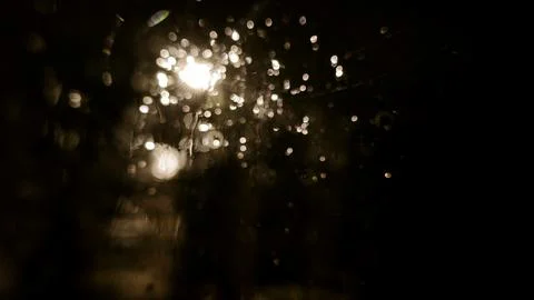 Abstract background. Light bokeh shining through wet window glass Foto stock