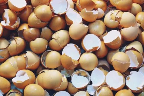 Abstract background pile of egg shell broken, food ingredient Stock Photos