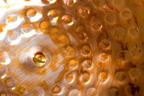 Abstract background of reflections on a hammered copper lid cap Foto stock